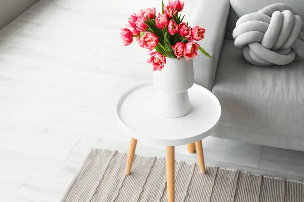 リビングルームの小さなテーブルの上にチューリップの花の花瓶 — ストック写真