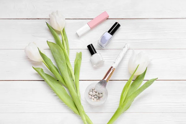 Összetétel Dekoratív Kozmetikumokkal Tulipánokkal Nemzetközi Nőnapi Ünnepléshez Fehér Fából Készült — Stock Fotó