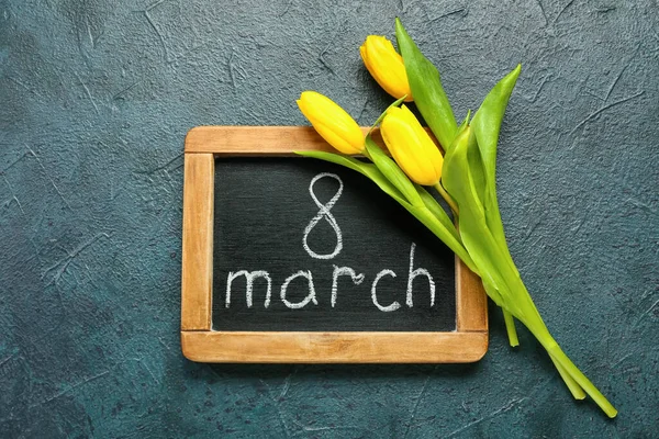 Chalkboard Com Texto Março Tulipa Sobre Fundo Escuro Dia Internacional — Fotografia de Stock