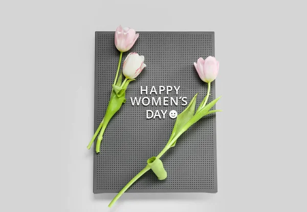 Доска Текстом День Женщины Тюльпаны Сером Фоне — стоковое фото