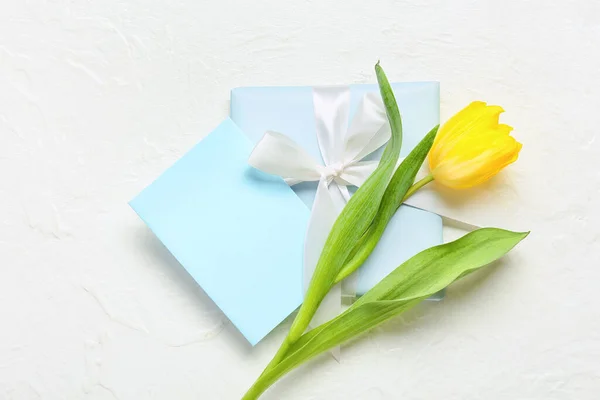 Tarjeta Felicitación Blanco Para Día Internacional Mujer Caja Regalo Tulipán — Foto de Stock