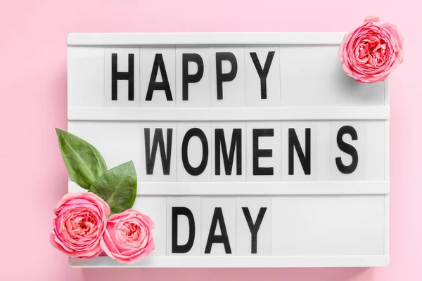 Mutlu Kadınlar Günü Pembe Arka Planda Güller Yazılı Tahta — Stok fotoğraf