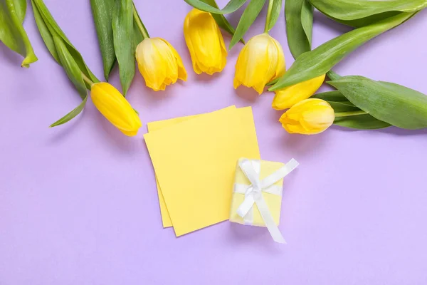 Üres Üdvözlőlap Nemzetközi Nőnapra Ajándékdoboz Tulipán Ibolyaszínű Alapon — Stock Fotó