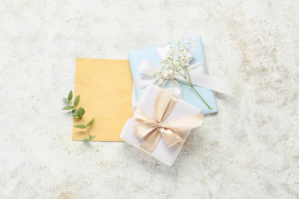 Чиста Листівка Міжнародного Жіночого Дня Скриньки Подарунками Гілка Евкаліптів Квіти — стокове фото