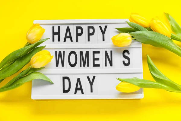 Πίνακας Κείμενο Happy Women Day Και Τουλίπες Κίτρινο Φόντο — Φωτογραφία Αρχείου
