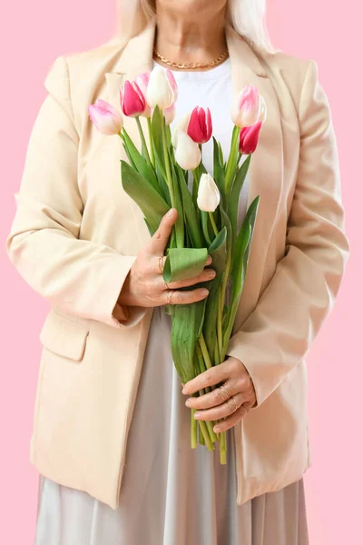 Зрелая Женщина Держит Букет Тюльпанов Розовом Фоне Крупным Планом Международный — стоковое фото