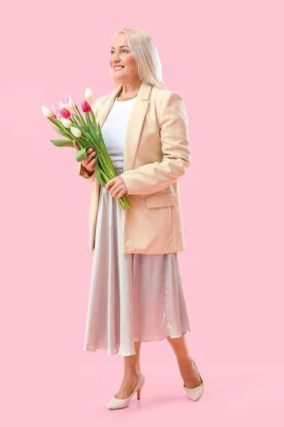 Модная Зрелая Женщина Держит Букет Тюльпанов Розовом Фоне Международный Женский — стоковое фото