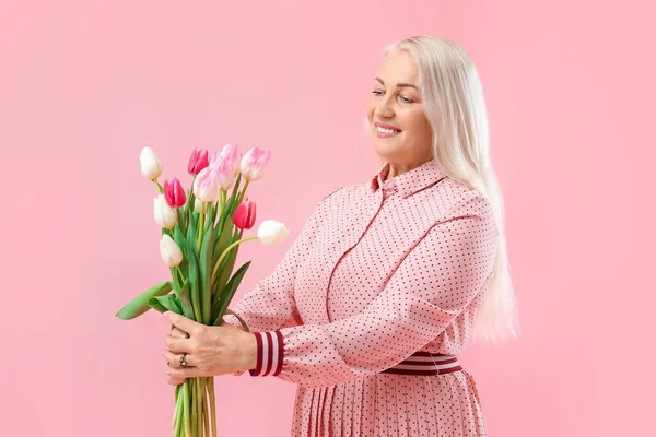 Hermosa Mujer Madura Sosteniendo Ramo Tulipanes Sobre Fondo Rosa Primer — Foto de Stock