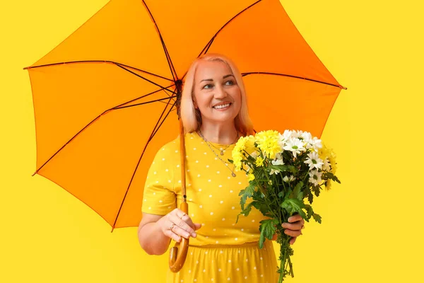 Mujer Madura Con Ramo Hermosas Flores Paraguas Sobre Fondo Amarillo — Foto de Stock