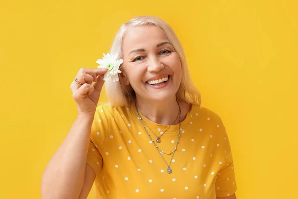 Счастливая Зрелая Женщина Держит Цветок Желтом Фоне Международный Женский День — стоковое фото