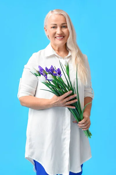 Sorridente Donna Matura Possesso Bouquet Fiori Iris Sfondo Blu Festa — Foto Stock