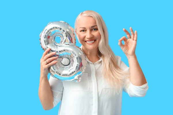 Lachende Volwassen Vrouw Met Ballon Vorm Van Figuur Tonen Gebaar — Stockfoto