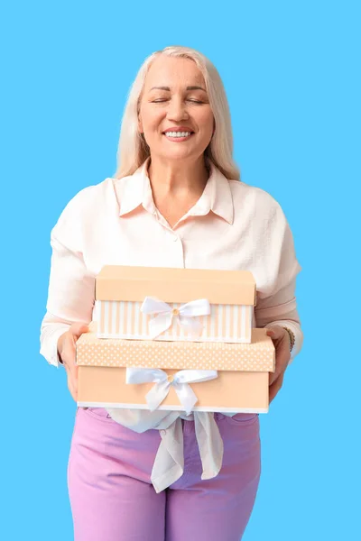 Femme Mûre Souriante Tenant Pile Boîtes Cadeaux Sur Fond Bleu — Photo