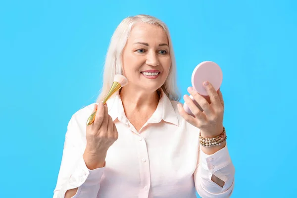 Ältere Frau Beim Make Auf Blauem Hintergrund Feier Zum Internationalen — Stockfoto