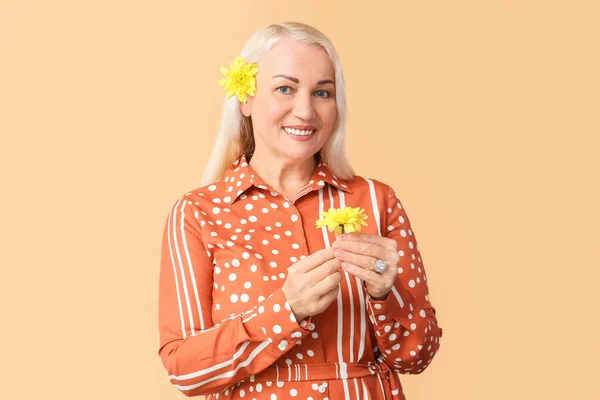 Mulher Madura Com Flores Crisântemo Fundo Bege Celebração Dia Internacional — Fotografia de Stock