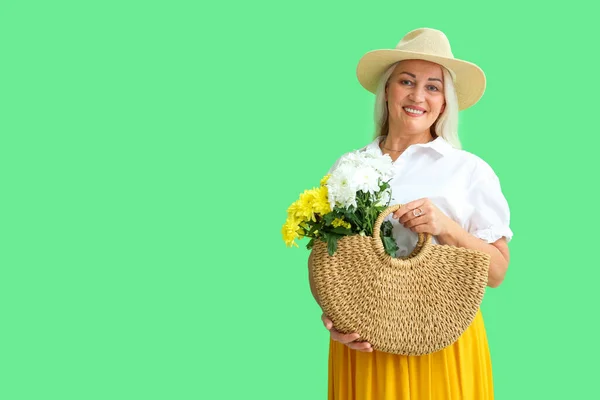 Mature Woman Holding Bag Bouquet Beautiful Flowers Green Background International — Stock Photo, Image