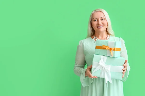 Mulher Madura Moda Segurando Pilha Caixas Presente Fundo Verde Celebração — Fotografia de Stock