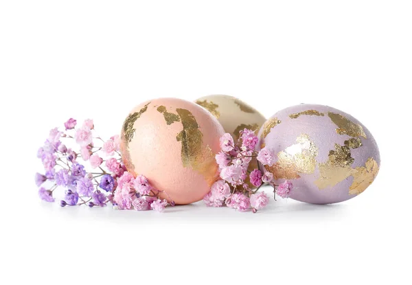 Όμορφα Πασχαλινά Αυγά Και Γυψόφυλλες Λουλούδια Λευκό Φόντο — Φωτογραφία Αρχείου