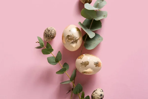 Gyönyörű Húsvéti Tojás Eukaliptusz Ágak Rózsaszín Alapon — Stock Fotó
