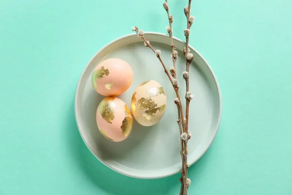 Plate Beautiful Easter Eggs Pussy Willow Branches Color Background — 스톡 사진
