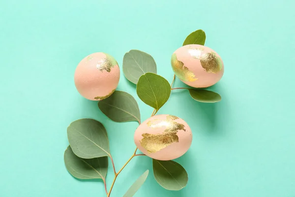 Красивые Пасхальные Яйца Ветвь Эвкалипта Цветном Фоне — стоковое фото