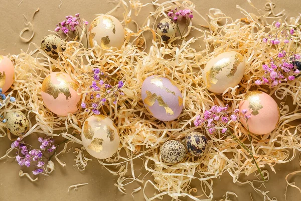 Komposition Mit Schönen Ostereiern Und Zigeunerblumen Auf Farbigem Hintergrund — Stockfoto