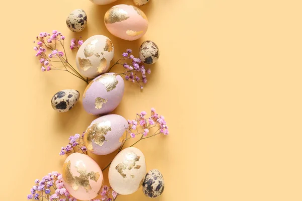 Renkli Arkaplanda Paskalya Yumurtaları Çigila Çiçekleri Ile Kompozisyon — Stok fotoğraf