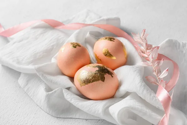 Χαρτοπετσέτα Πασχαλινά Αυγά Και Κορδέλα Ανοιχτό Φόντο Closeup — Φωτογραφία Αρχείου