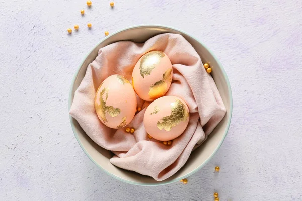 Arka Planda Paskalya Yumurtaları Olan Bir Kase — Stok fotoğraf