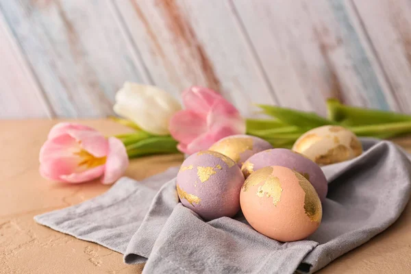 Güzel Paskalya Yumurtaları Lale Çiçekleri Masada Yakın Plan — Stok fotoğraf