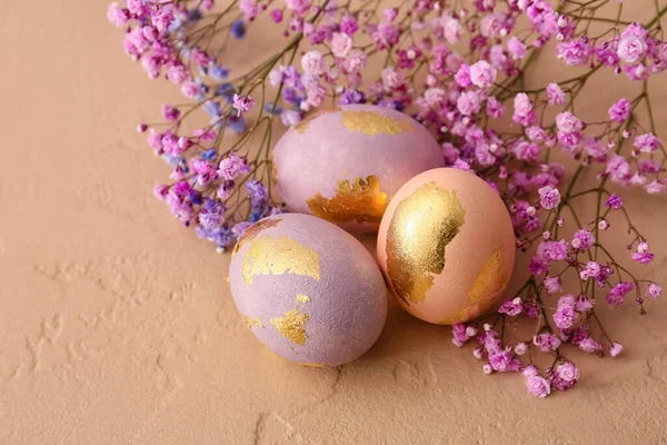 彩色背景上美丽的复活节彩蛋和吉普赛花 — 图库照片
