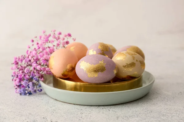 Πιάτο Όμορφα Πασχαλινά Αυγά Και Γυψόφυλλες Λουλούδια Στο Φως Φόντο — Φωτογραφία Αρχείου