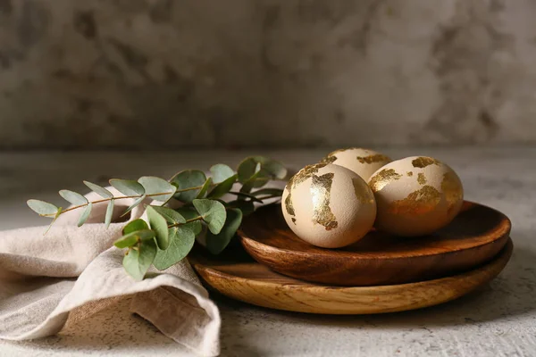 Güzel Paskalya Yumurtaları Okaliptüs Dalları Olan Ahşap Tabaklar — Stok fotoğraf