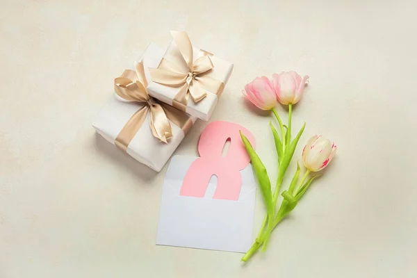 Kompozice Tulipánovými Květy Dárkovými Krabicemi Papírovým Obrázkem Světlém Pozadí Mezinárodní — Stock fotografie