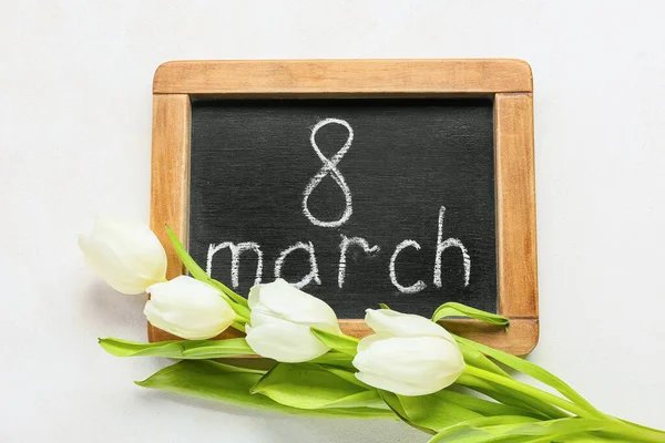 Chalkboard Med Text Mars Och Tulpan Blommor Ljus Bakgrund — Stockfoto