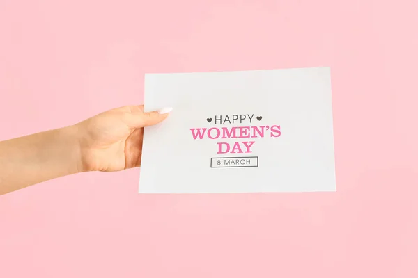 Vrouwelijke Hand Met Kaart Voor Internationale Vrouwendag Roze Achtergrond — Stockfoto