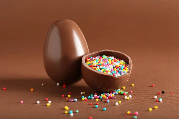 Huevos Pascua Chocolate Con Salpicaduras Sobre Fondo Marrón — Foto de Stock