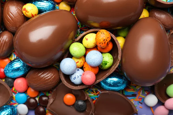 Huevos Pascua Chocolate Con Caramelos Espolvoreados Primer Plano — Foto de Stock