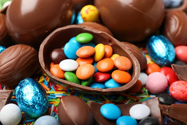 Čokoládová Velikonoční Vejce Sladkostmi Posypy Detailní Záběr — Stock fotografie