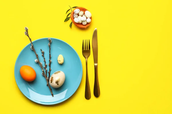 Stylowy Stół Wielkanocny Żółtym Tle — Zdjęcie stockowe