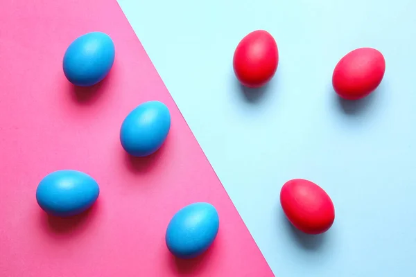 Renkli Arka Planda Mavi Kırmızı Paskalya Yumurtaları — Stok fotoğraf