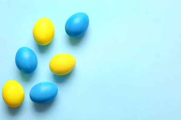 Renkli Arka Planda Mavi Sarı Paskalya Yumurtaları — Stok fotoğraf