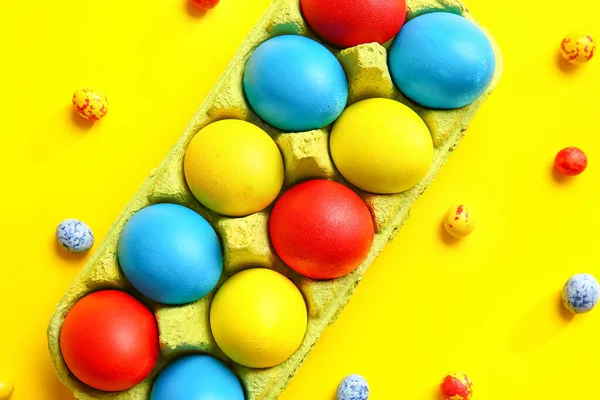 Soporte Con Huevos Pascua Multicolores Sobre Fondo Color — Foto de Stock