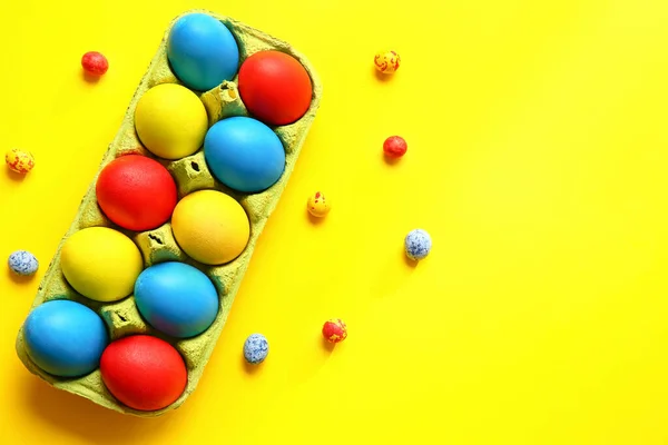 Soporte Con Huevos Pascua Multicolores Sobre Fondo Color — Foto de Stock