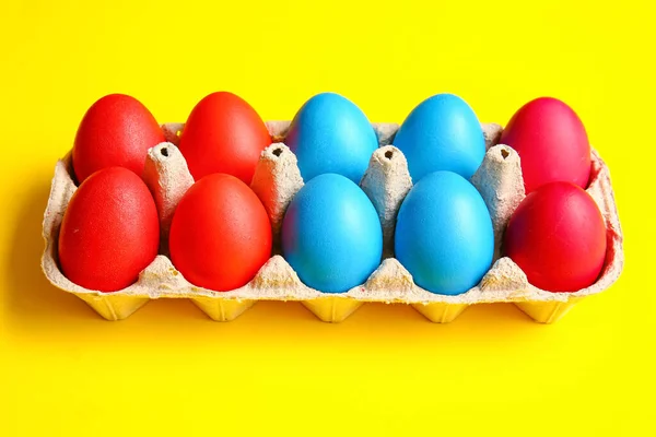 Arka Planda Kırmızı Mavi Paskalya Yumurtaları Olan Tutucu — Stok fotoğraf