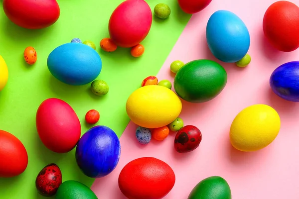Renkli arka planda farklı boyanmış Paskalya yumurtaları