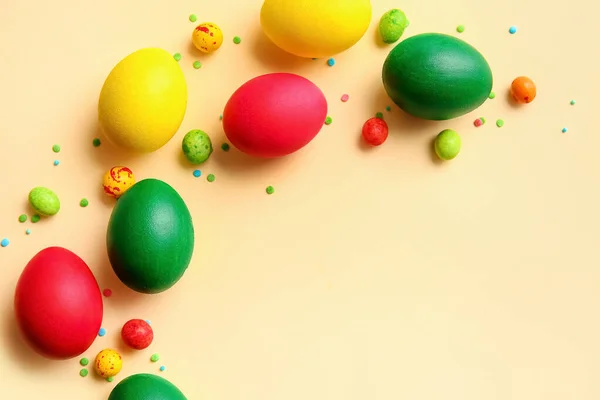 Diferentes Huevos Pascua Pintados Sobre Fondo Claro — Foto de Stock
