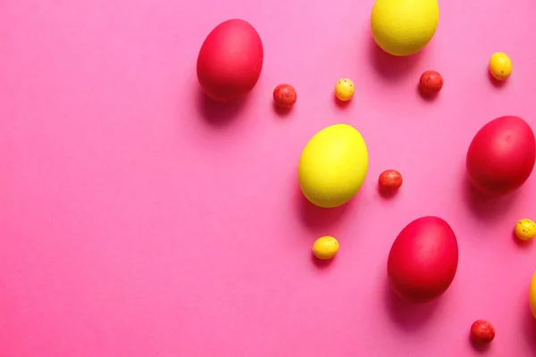Arka Planda Kırmızı Sarı Paskalya Yumurtaları — Stok fotoğraf