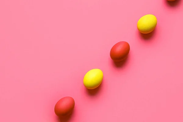 Huevos Pascua Rojos Amarillos Sobre Fondo Color — Foto de Stock
