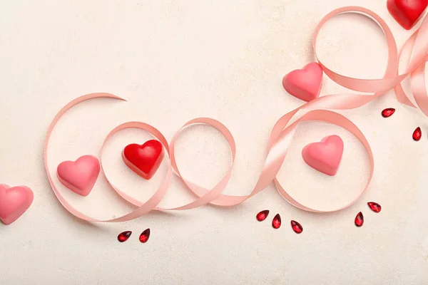 Verschiedene Schokoladenbonbons Herzform Und Band Auf Hellem Hintergrund Valentinstag Feier — Stockfoto